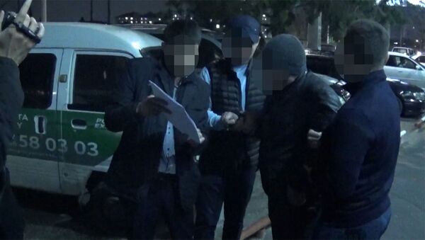 Видео задержания сотрудника Соцфонда в дождливый вечер в Бишкеке - Sputnik Кыргызстан