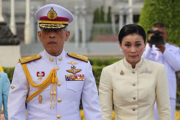 Король Таиланда Маха Вачиралонгкорн и королева Сутхида после принесения почестей статуе короля Рамы V в Бангкоке - Sputnik Кыргызстан