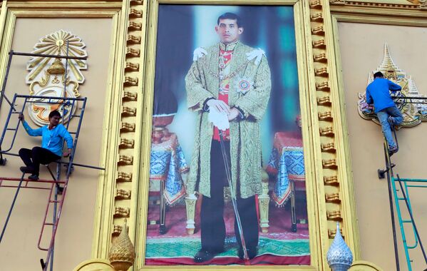 Портрет короля Таиланда Махи Вачиралонгкорна накануне коронации в Бангкоке  - Sputnik Кыргызстан