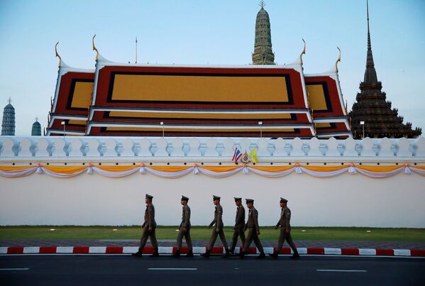 Полиция у Большого королевского дворца в Бангкоке - Sputnik Кыргызстан