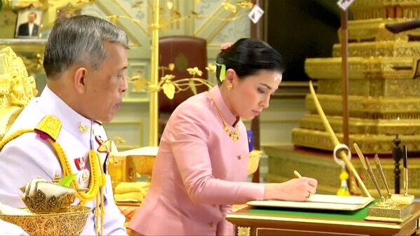 Король Таиланда Маха Вачиралонгкорн и королева Сутхида подписывают брачные документы - Sputnik Кыргызстан