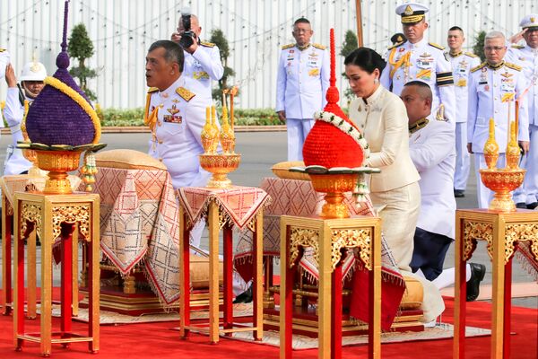 Король Таиланда Маха Вачиралонгкорн и королева Сутхида отдают почести статуе короля Рамы V в Бангкоке - Sputnik Кыргызстан