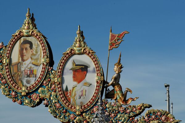 Портреты короля Таиланда Махи Вачиралонгкорна накануне коронации в Бангкоке - Sputnik Кыргызстан