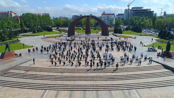 В Бишкеке готовятся к флешмобу — видео завораживающего танца Победы - Sputnik Кыргызстан