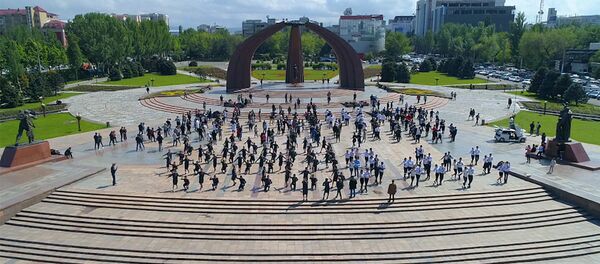 В Бишкеке готовятся к флешмобу — видео завораживающего танца Победы - Sputnik Кыргызстан
