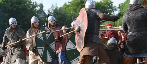 Битва на мечах. Архивное фото - Sputnik Кыргызстан