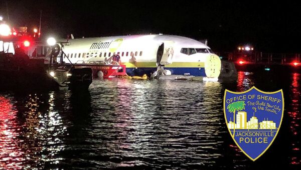 Пассажирский Boeing 737 выкатился в реку в США - Sputnik Кыргызстан