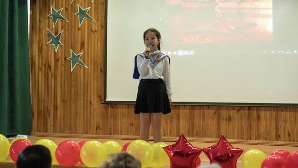 Ежегодный конкурс военной песни с участием учеников в школе №24 Бишкека - Sputnik Кыргызстан