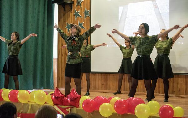 В школе-гимназии №24 Бишкека прошел ежегодный конкурс инсценированной военной песни с участием учеников восьмых классов. - Sputnik Кыргызстан