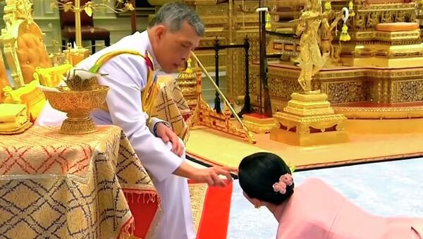 Супруга лежала у его ног — как прошла свадьба короля Таиланда. Видео - Sputnik Кыргызстан
