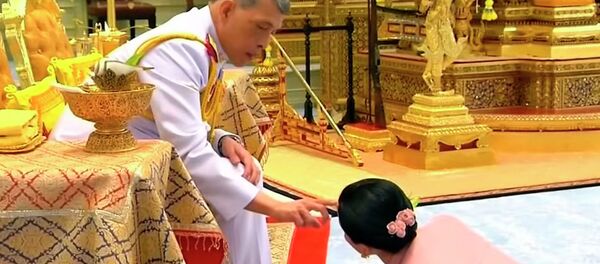 Супруга лежала у его ног — как прошла свадьба короля Таиланда. Видео Супруга лежала у его ног — как прошла свадьба короля Таиланда. Видео - Sputnik Кыргызстан