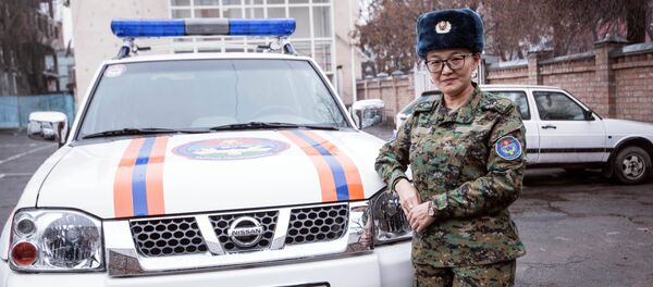 Начальник медицинского пункта Службы спасения старший прапорщик Махабат Назарбекова - Sputnik Кыргызстан