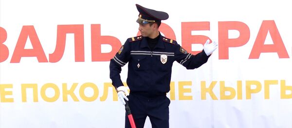 Автоинспектор исполнил танец робота в центре Бишкека — видео - Sputnik Кыргызстан