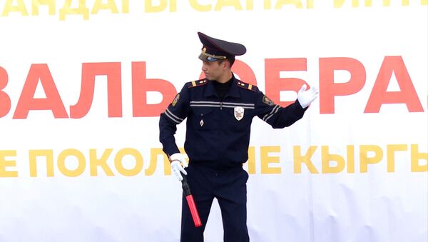 Автоинспектор исполнил танец робота в центре Бишкека — видео - Sputnik Кыргызстан