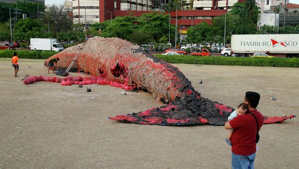 24-метровая инсталляция Плач мертвого кита в Маниле - Sputnik Кыргызстан