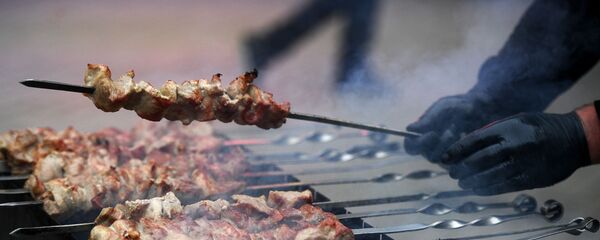 Приготовление шашлыка в ресторане. Архивное фото Приготовление шашлыка в ресторане. Архивное фото - Sputnik Кыргызстан