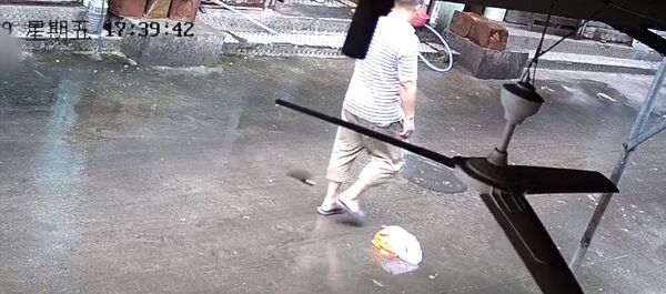 Жильцы третьего этажа уронили нож — он чудом не упал на прохожего. Видео Жильцы третьего этажа уронили нож — он чудом не упал на прохожего. Видео - Sputnik Кыргызстан