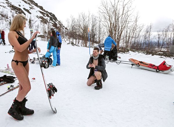 Участники спуска в купальниках Хибины-бикини 2019 на северном склоне горнолыжного комплекса Большой Вудъявр в Кировске - Sputnik Кыргызстан