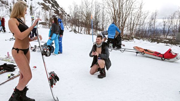 Участники спуска в купальниках Хибины-бикини 2019 на северном склоне горнолыжного комплекса Большой Вудъявр в Кировске - Sputnik Кыргызстан