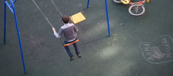 Мальчик качается на качелях. Архивное фото - Sputnik Кыргызстан