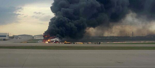Самолет Sukhoi Superjet 100 горит после аварийной посадки в аэропорту Шереметьево под Москвой. 5 мая 2019 года - Sputnik Кыргызстан
