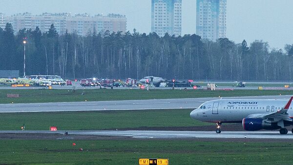 Самолет Sukhoi Superjet 100 горит после аварийной посадки в аэропорту Шереметьево под Москвой. 5 мая 2019 года - Sputnik Кыргызстан