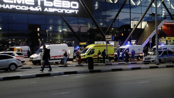 Машины скорой помощи стоят перед зданием терминала после того, как пассажирский самолет совершил аварийную посадку в аэропорту Шереметьево под Москвой, Россия, 5 мая 2019 - Sputnik Кыргызстан