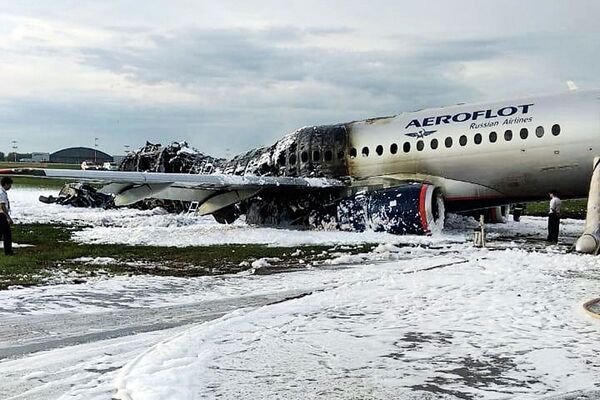 Пожар в самолете летевшего рейсом Москва — Мурманск - Sputnik Кыргызстан