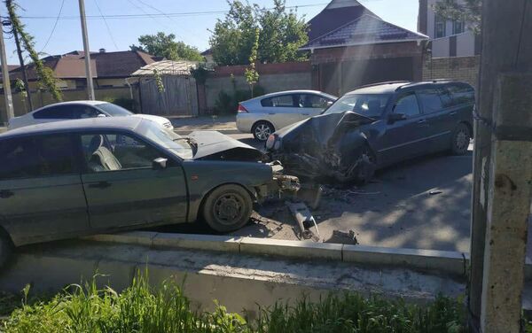 В Бишкеке произошло лобовое столкновение двух легковушек - Sputnik Кыргызстан