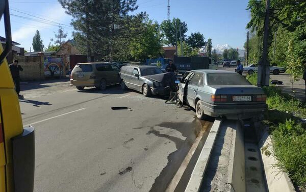 Столкнулись автомобили марок Volkswagen Passat и Mercedes-Benz, госпитализирован один человек. - Sputnik Кыргызстан