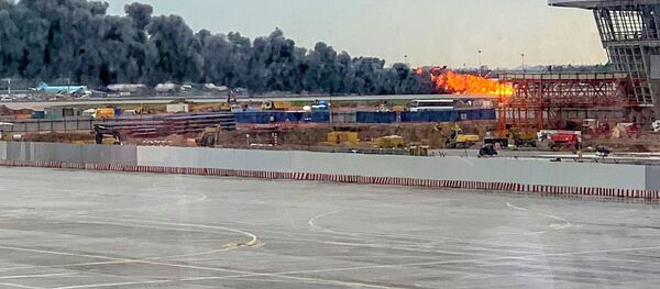 Пожар самолета Superjet-100 летевшего рейсом Москва — Мурманск в аэропорту Шереметьево под Москвой. 5 мая 2019 года Пожар самолета Superjet-100 летевшего рейсом Москва — Мурманск в аэропорту Шереметьево под Москвой. 5 мая 2019 года - Sputnik Кыргызстан