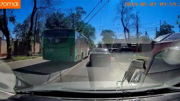 Троллейбус ехал по встречке в Бишкеке — видео очевидца - Sputnik Кыргызстан