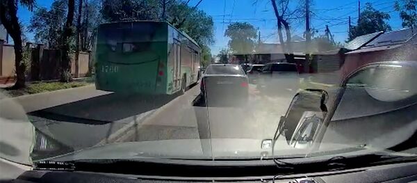 Троллейбус ехал по встречке в Бишкеке — видео очевидца - Sputnik Кыргызстан