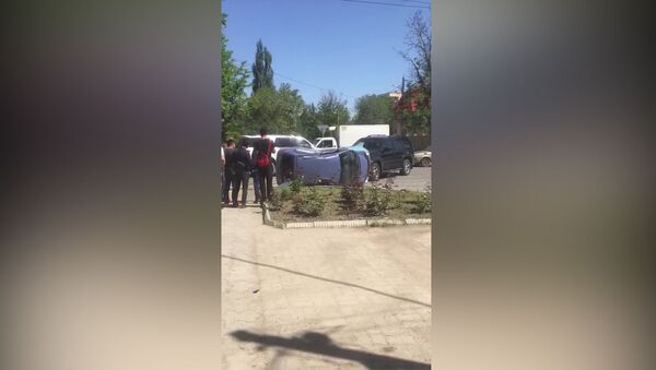 Matiz опрокинулся, столкнувшись с внедорожником в Бишкеке. Видео - Sputnik Кыргызстан