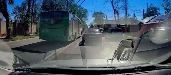 Бишкекте троллейбустун каршы тилке менен жүргөн видеосу Бишкекте троллейбустун каршы тилке менен жүргөн видеосу - Sputnik Кыргызстан