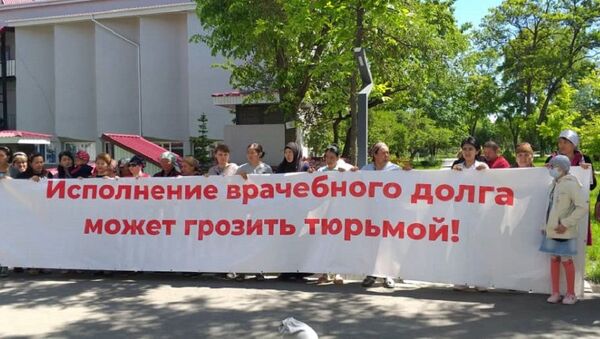 В Бишкеке на акцию протеста вышли сторонники врача Эмиля Макимбетова, арестованного по делу криминательного авторитета Азиза Батукаева - Sputnik Кыргызстан