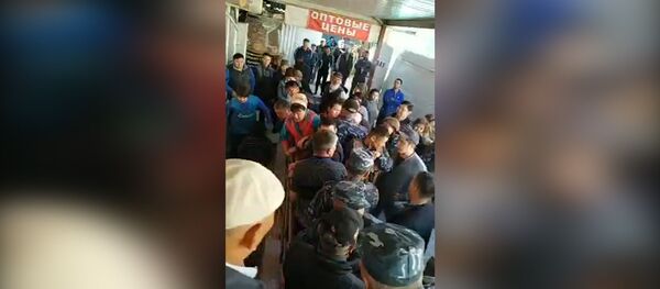 Электр зымын жулуп, жабдууларды талкалашты. Ош базардагы жаңжалдын видеосу - Sputnik Кыргызстан