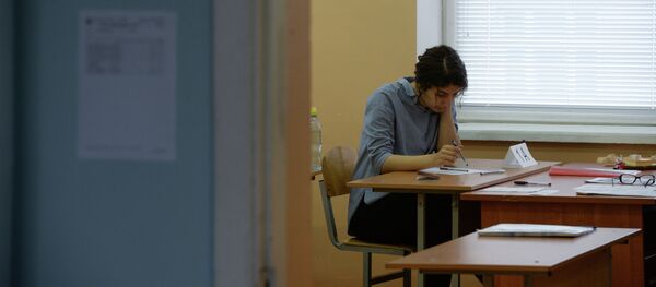 Сдача ЕГЭ по математике в школах России Сдача ЕГЭ по математике в школах России - Sputnik Кыргызстан