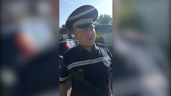 Водитель отчитал инспектора из-за нагрудной камеры — видео из Токмока - Sputnik Кыргызстан