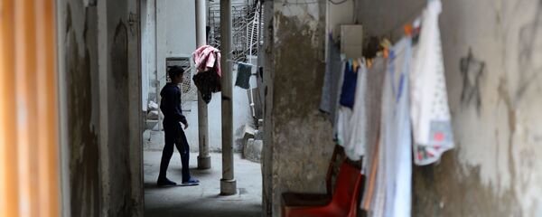 Мальчик во дворе барачного дома. Архивное фото - Sputnik Кыргызстан