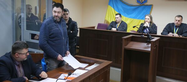 Руководитель портала РИА Новости Украина Кирилл Вышинский (второй слева) выступает в Подольском районном суде Киева, где рассматривается обвинительный акт в его отношении. - Sputnik Кыргызстан
