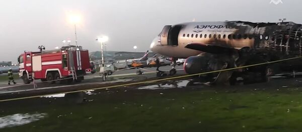 Обгоревший фюзеляж самолета компании Аэрофлот Sukhoi Superjet-100 на летном поле в аэропорту Шереметьево. Обгоревший фюзеляж самолета компании Аэрофлот Sukhoi Superjet-100 на летном поле в аэропорту Шереметьево. - Sputnik Кыргызстан