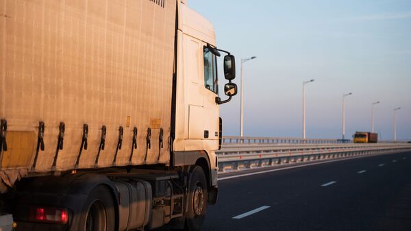 Грузовые машины едут по магистрали. Архивное фото - Sputnik Кыргызстан