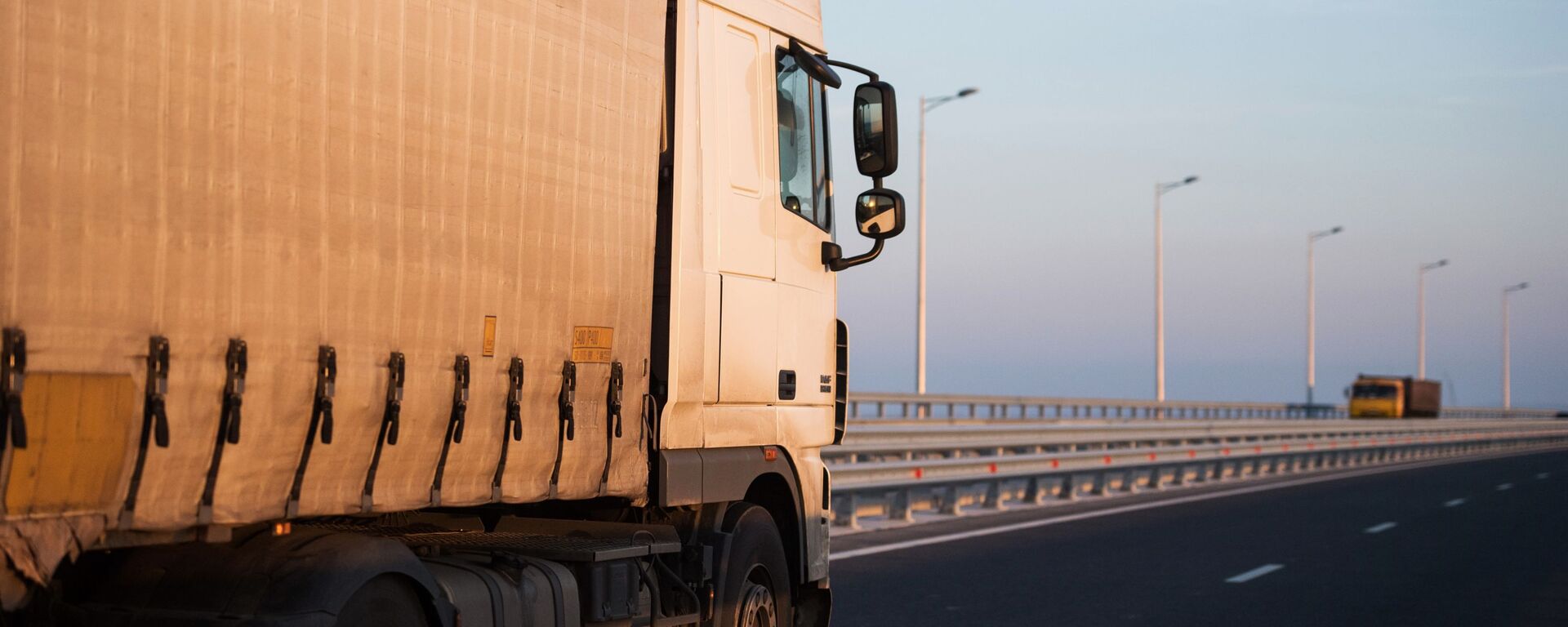 Трассадагы бара жаткан фура. Архив - Sputnik Кыргызстан, 1920, 19.11.2025