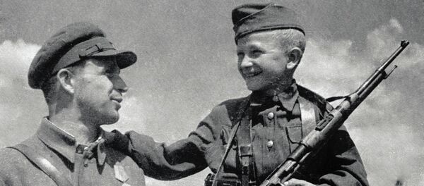 Разведчик А. Овечкин с 13-летним сыном Николаем  - Sputnik Кыргызстан