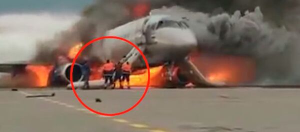 Как пилот прорвался в горящий самолет в Шереметьево и спас коллегу. Видео - Sputnik Кыргызстан