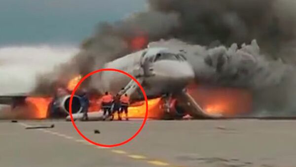 Как пилот прорвался в горящий самолет в Шереметьево и спас коллегу. Видео - Sputnik Кыргызстан