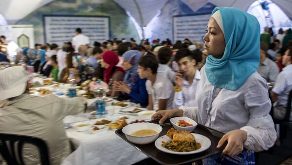 Девушка разносит еду во время ифтара. Архивное фото - Sputnik Кыргызстан