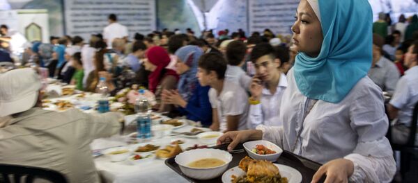 Девушка разносит еду во время ифтара. Архивное фото - Sputnik Кыргызстан