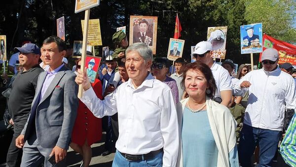 Экс-президент КР Алмазбек Атамбаев на шествии Бессмертный полк - Sputnik Кыргызстан